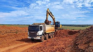 Scania P-420 B 8x4 2p Diesel Caçamba 2011/2012 em Nova Mutum - MT
