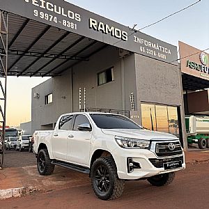 Hilux Srx Cd 2.8 4x4 Tdi Automático Diesel 2017/2018 em Tangará da Serra - MT