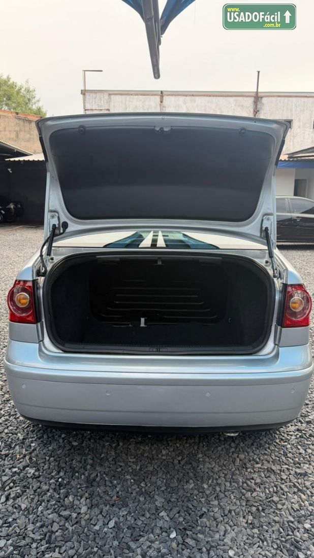 Volkswagen Polo Sedan 1.6 Mi Total Flex 2010/2011 — foto 14 de 15