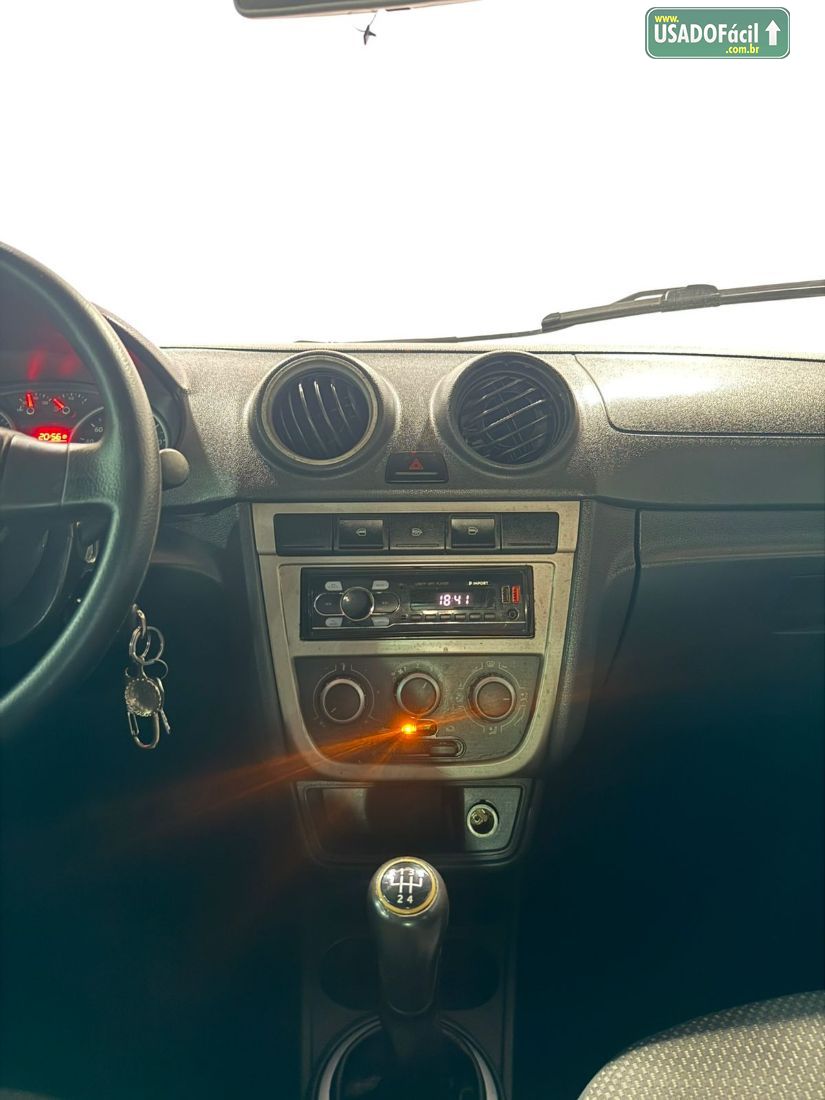 Volkswagen Voyage City 1.0 Mi Total Flex 2011/2012 — foto 11 de 14