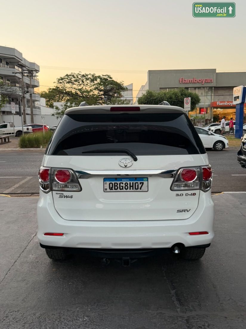 Toyota Hilux SW4 SR D4-D 3.0 4x4 TDI Automático Diesel 2014/2015 — foto 2 de 12