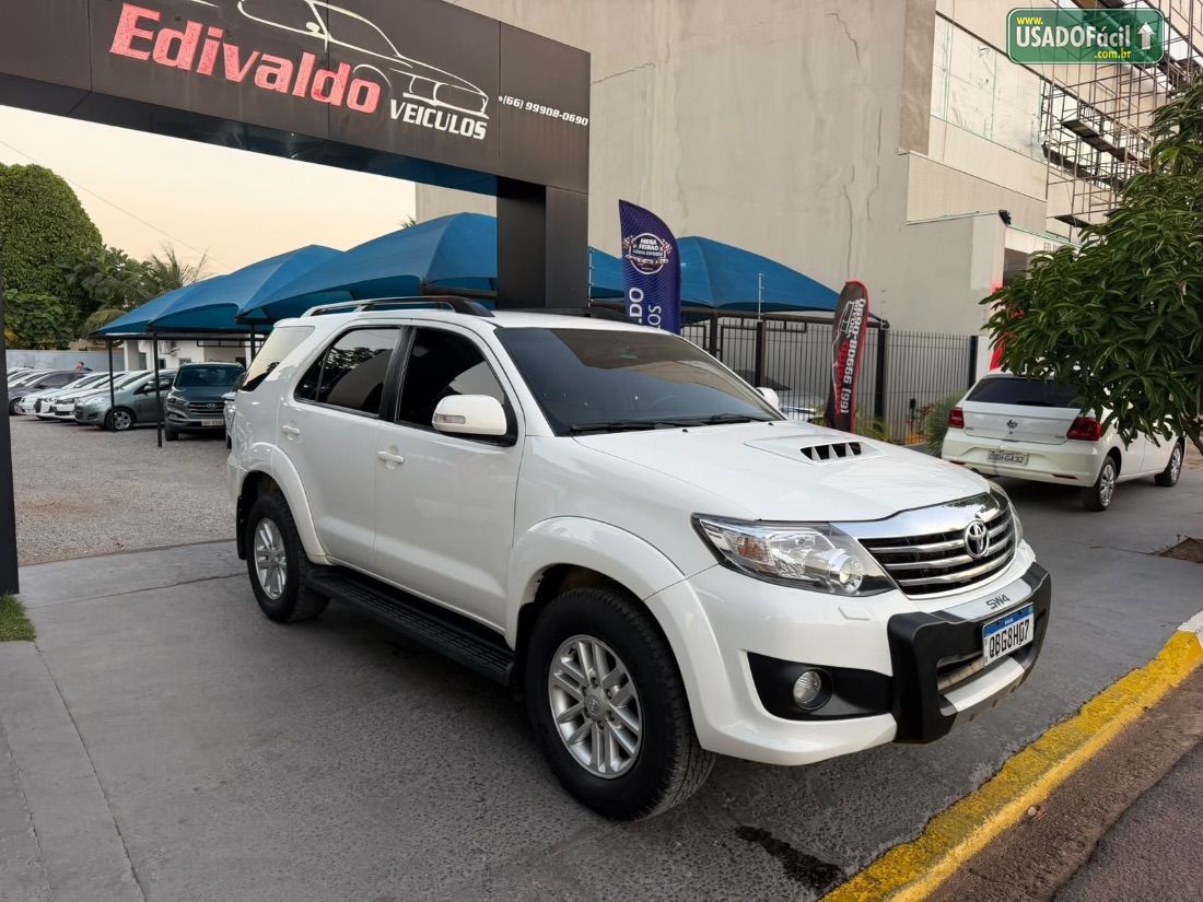 Toyota Hilux SW4 SR D4-D 3.0 4x4 TDI Automático Diesel 2014/2015 — foto 6 de 12