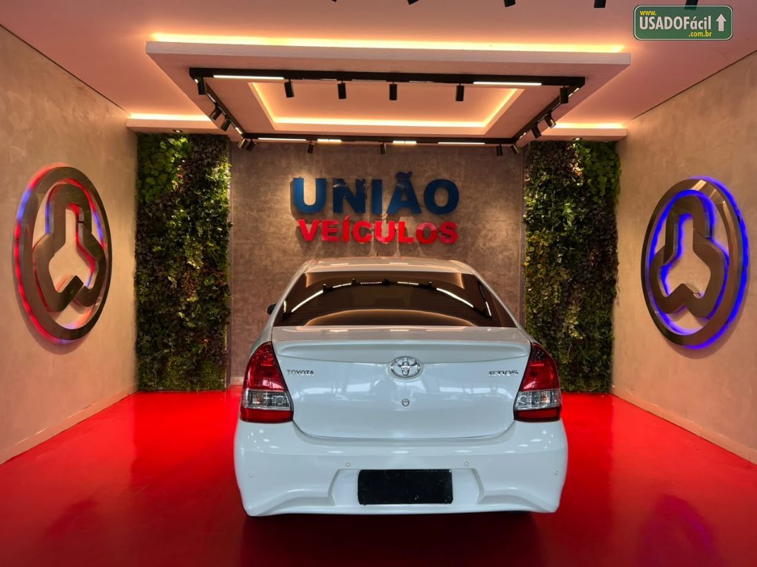 Toyota Etios Sedan Platinum 1.5 Automático Flex 2017/2018 — foto 10 de 11