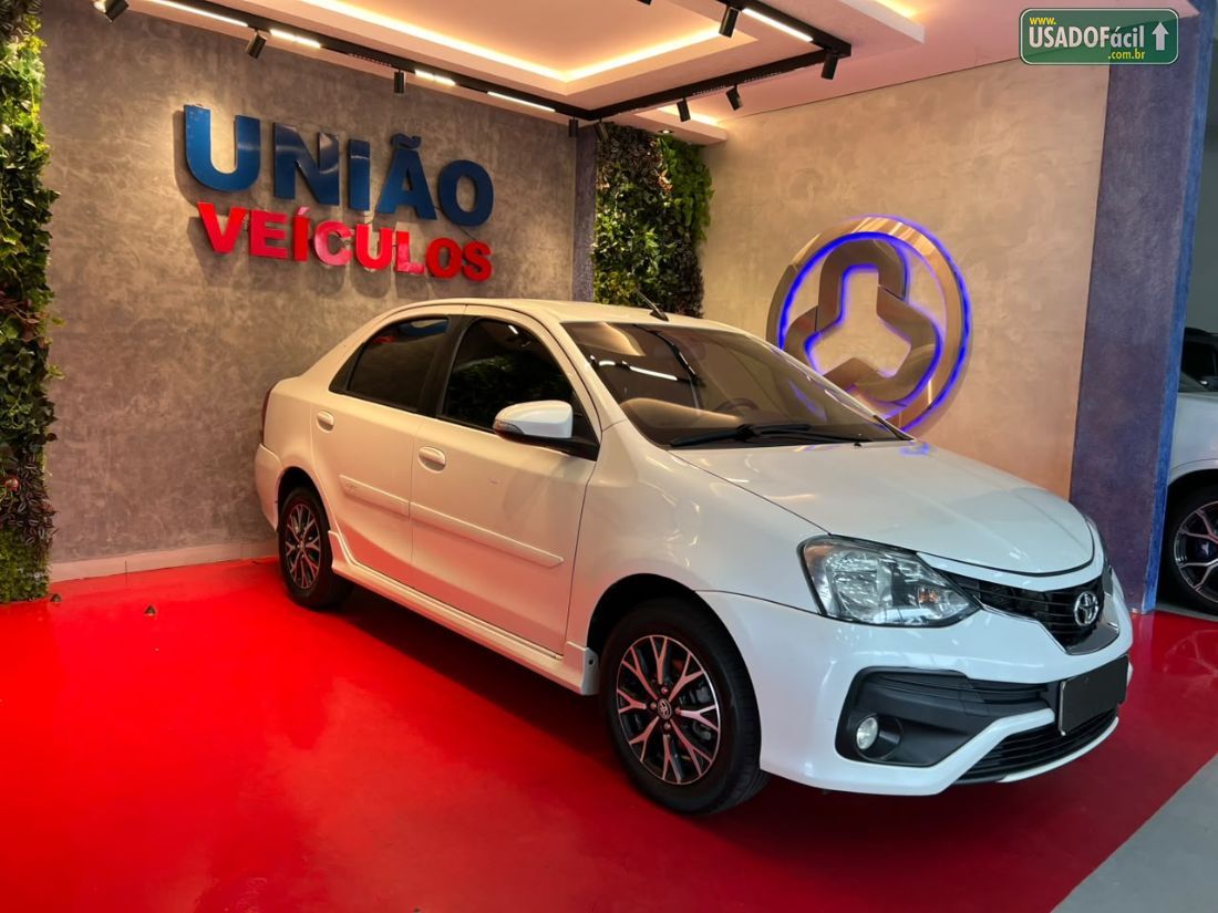 Toyota Etios Sedan Platinum 1.5 Automático Flex 2017/2018 — foto 3 de 11