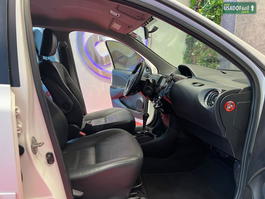 Toyota Etios Sedan Platinum 1.5 Automático Flex 2017/2018 — foto 8 de 11