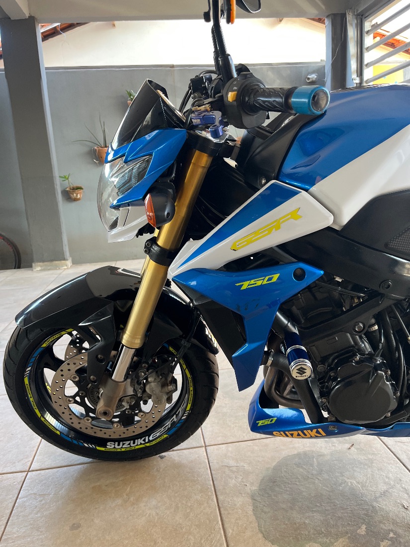Suzuki GSR 750 2015/2016 — foto 3 de 6