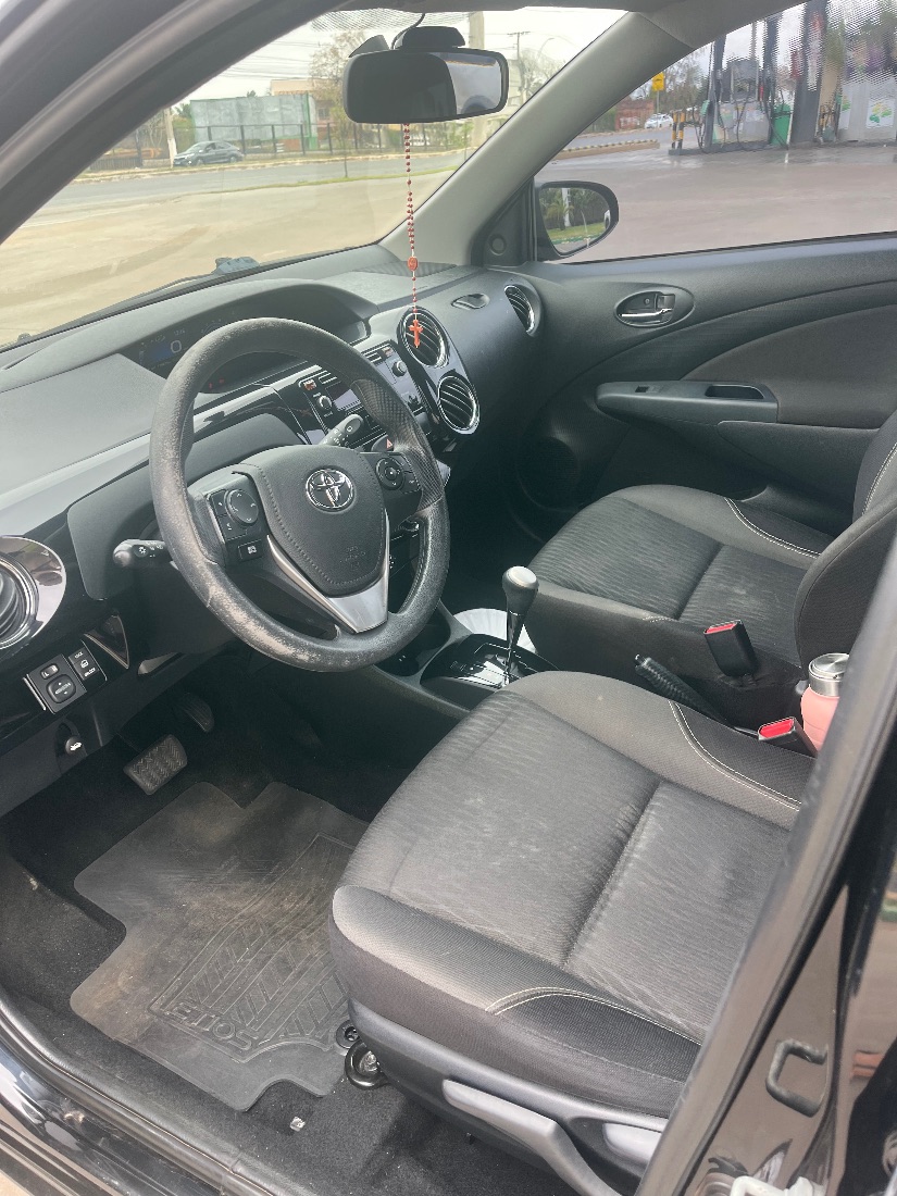 Toyota Etios Hatch XS 1.5 Automático Flex 2016/2017 — foto 6 de 9