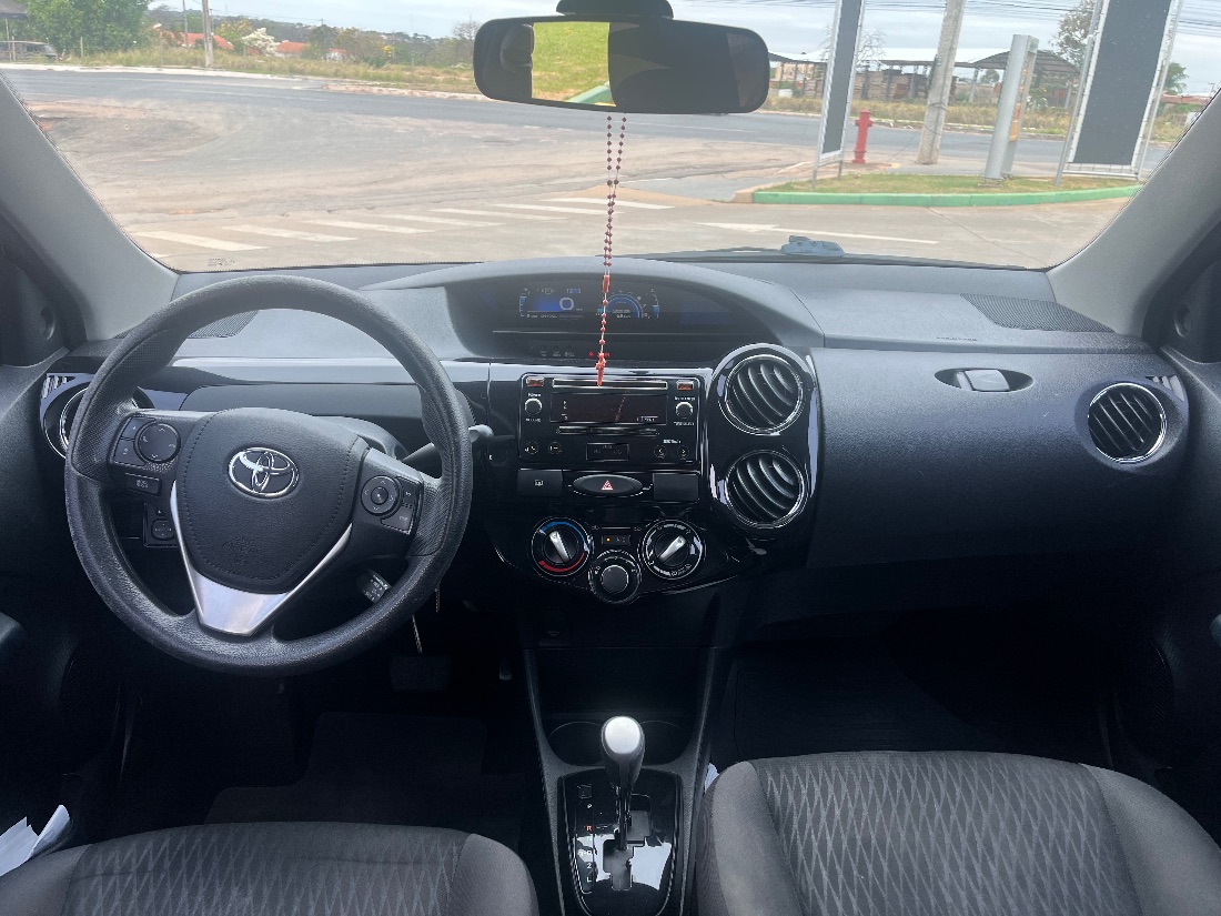 Toyota Etios Hatch XS 1.5 Automático Flex 2016/2017 — foto 8 de 9