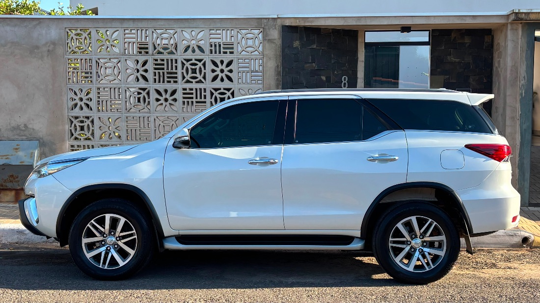 Toyota Hilux SW4 SRX 2.8 4x4 TDI Automático Diesel 2017/2017 — foto 2 de 10