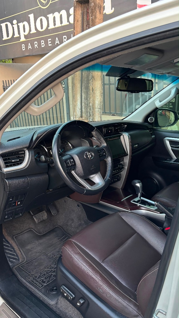 Toyota Hilux SW4 SRX 2.8 4x4 TDI Automático Diesel 2017/2017 — foto 3 de 10