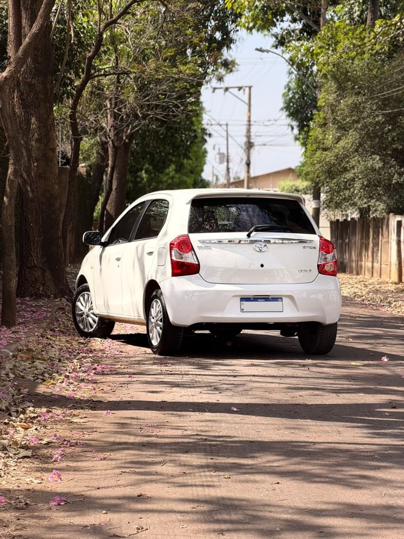 Toyota Etios Hatch XLS 1.5 Mecânico Flex 2013/2013 — foto 2 de 7