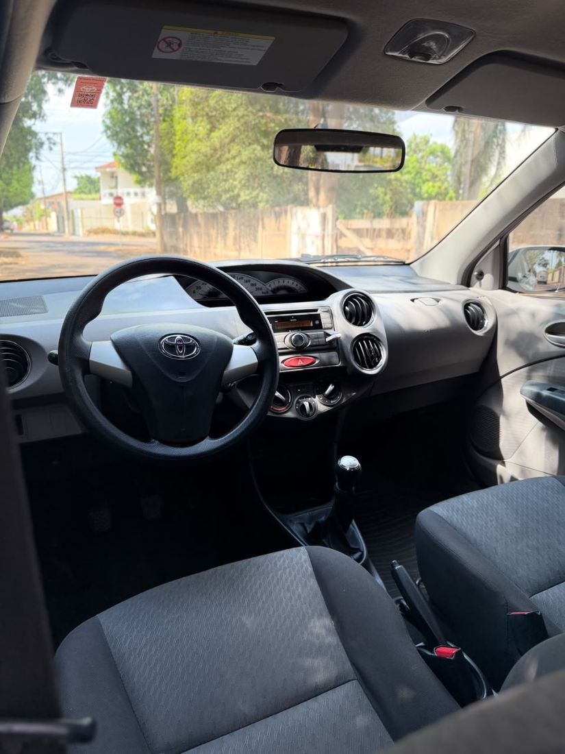 Toyota Etios Hatch XLS 1.5 Mecânico Flex 2013/2013 — foto 3 de 7