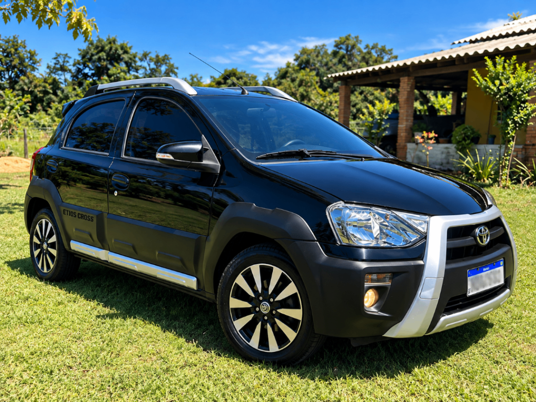 Toyota Etios Hatch Cross 1.5 Mecânico Flex 2014/2015 — foto 2 de 9