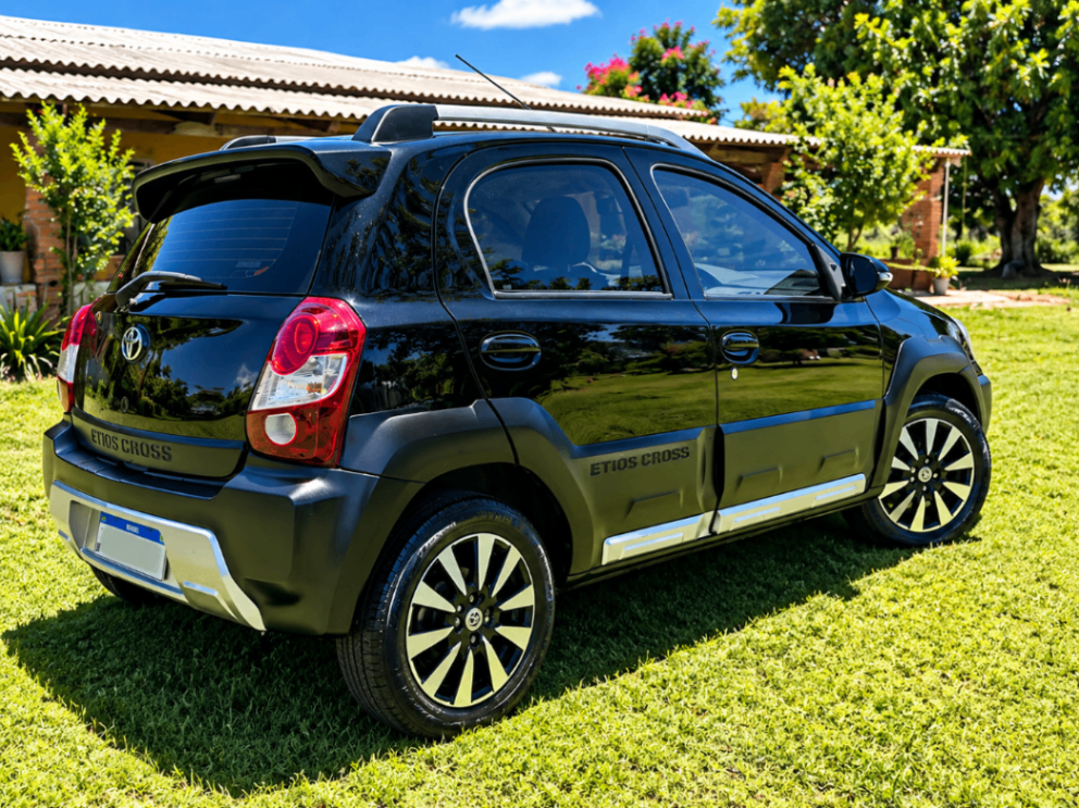 Toyota Etios Hatch Cross 1.5 Mecânico Flex 2014/2015 — foto 3 de 9