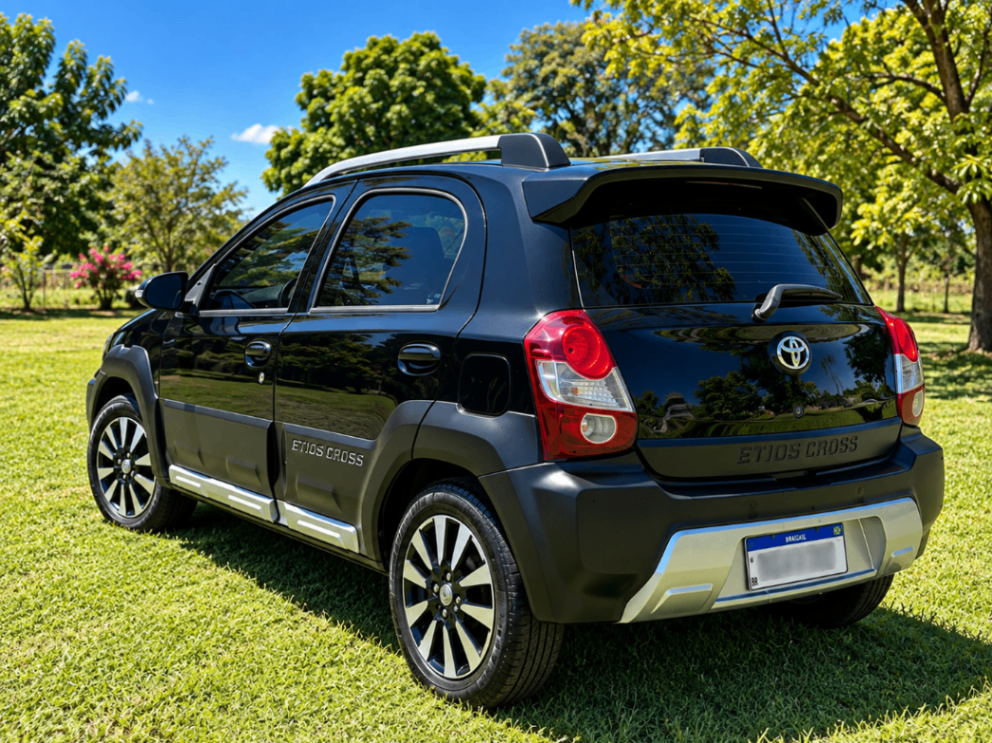 Toyota Etios Hatch Cross 1.5 Mecânico Flex 2014/2015 — foto 4 de 9
