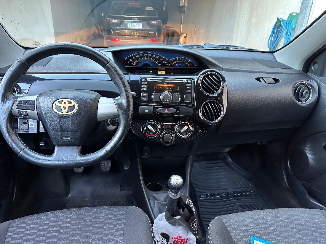 Toyota Etios Hatch Cross 1.5 Mecânico Flex 2014/2015 — foto 8 de 9