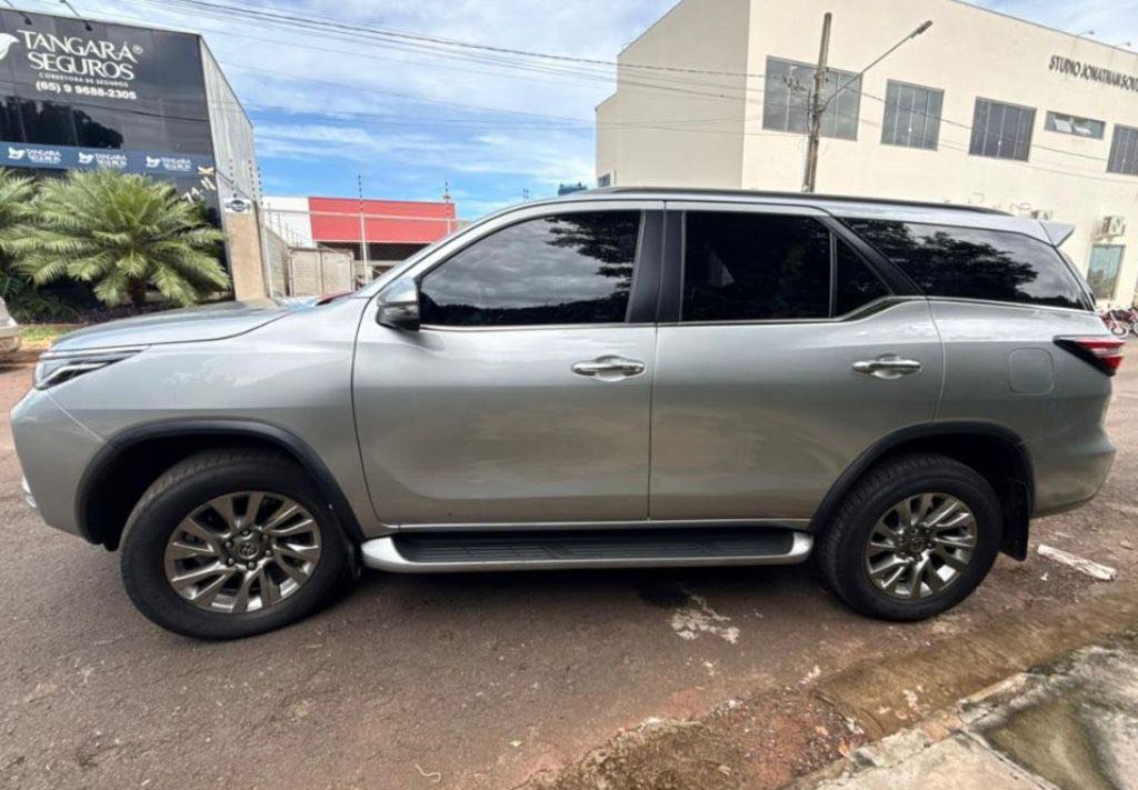Toyota Hilux SW4 SRX 2.8 4x4 TDI Automático Diesel 2023/2024 — foto 3 de 6