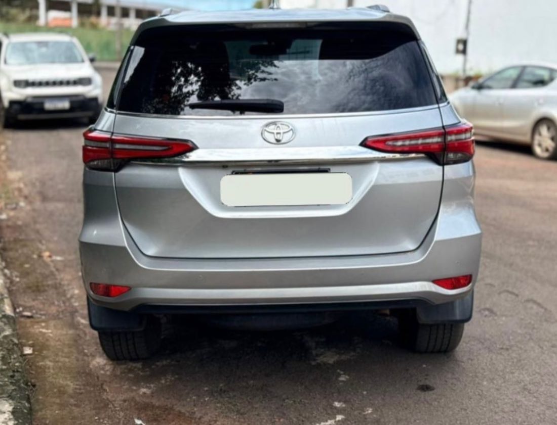 Toyota Hilux SW4 SRX 2.8 4x4 TDI Automático Diesel 2023/2024 — foto 4 de 6