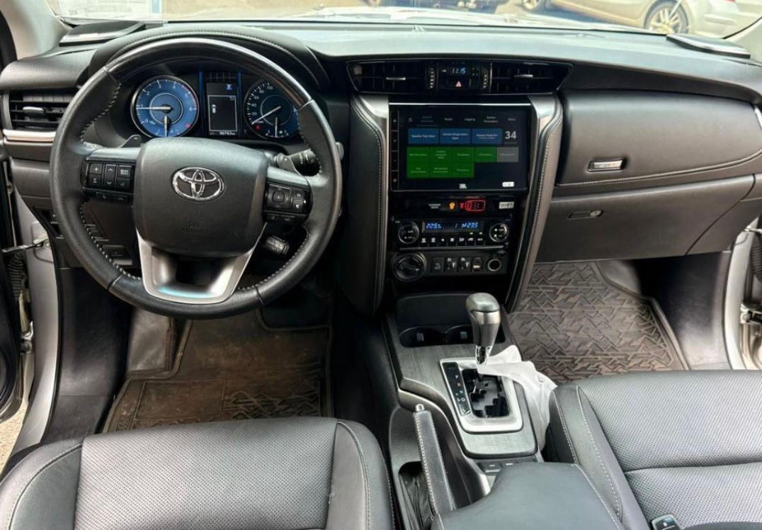 Toyota Hilux SW4 SRX 2.8 4x4 TDI Automático Diesel 2023/2024 — foto 5 de 6