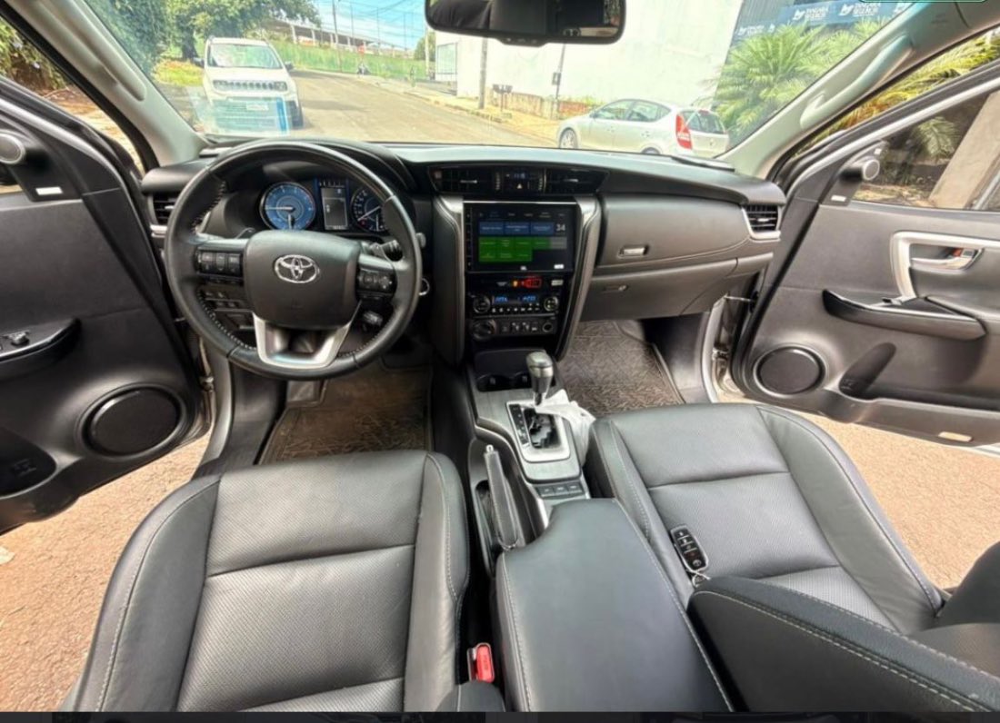 Toyota Hilux SW4 SRX 2.8 4x4 TDI Automático Diesel 2023/2024 — foto 6 de 6