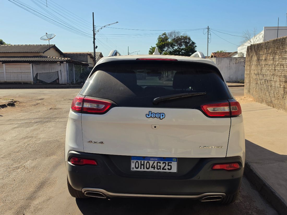 Jeep Cherokee Limited 3.2 4x4 V6 Automático 2015/2015 — foto 8 de 15