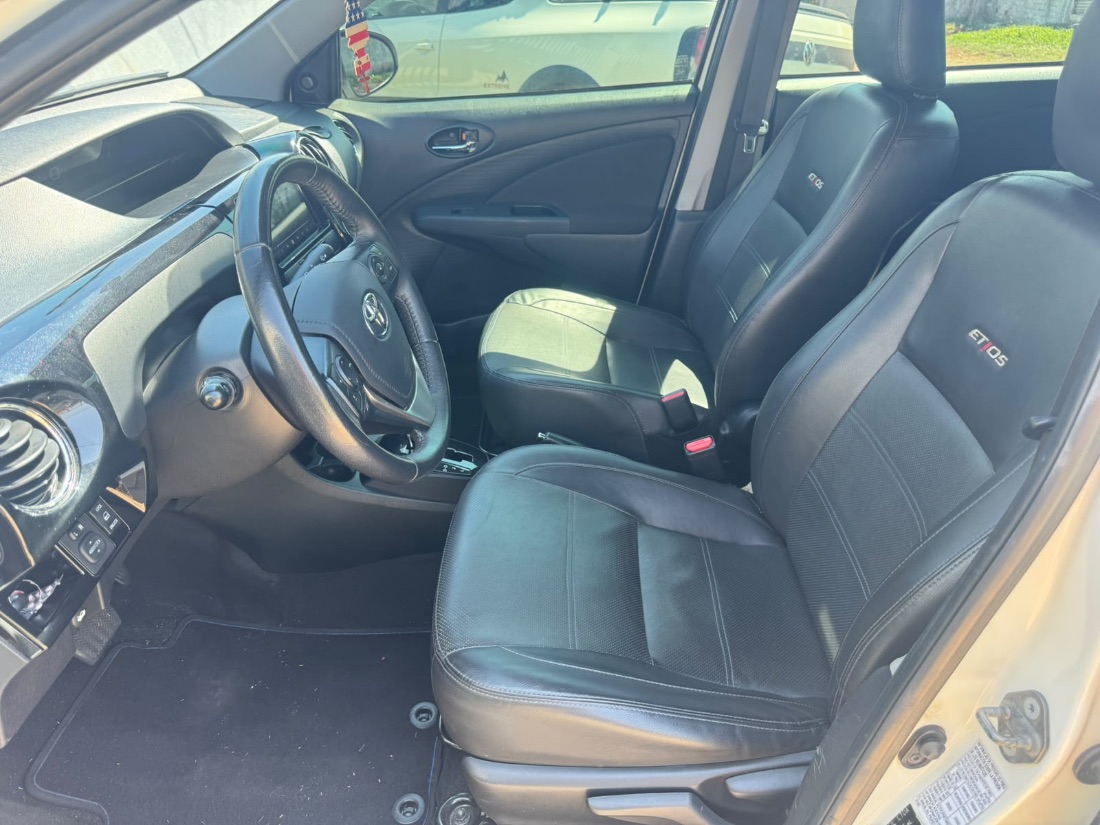 Toyota Etios Sedan Platinum 1.5 Automático Flex 2017/2018 — foto 10 de 15