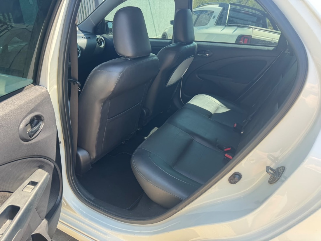 Toyota Etios Sedan Platinum 1.5 Automático Flex 2017/2018 — foto 11 de 15