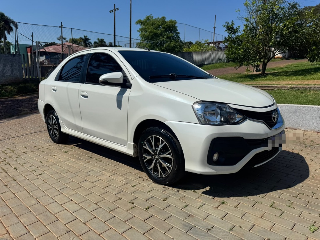 Toyota Etios Sedan Platinum 1.5 Automático Flex 2017/2018 — foto 4 de 15
