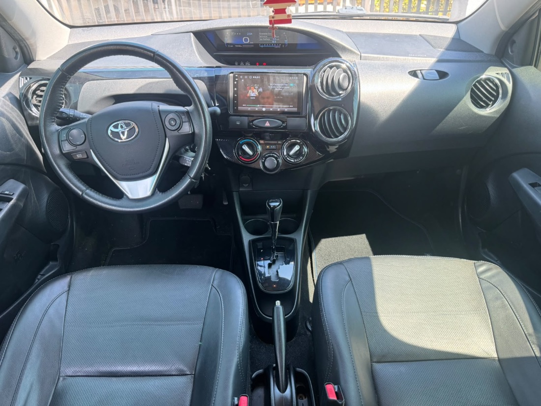 Toyota Etios Sedan Platinum 1.5 Automático Flex 2017/2018 — foto 6 de 15
