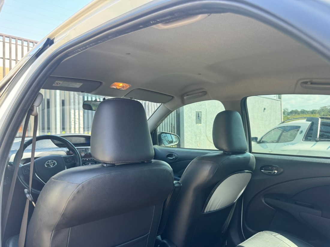 Toyota Etios Sedan Platinum 1.5 Automático Flex 2017/2018 — foto 9 de 15