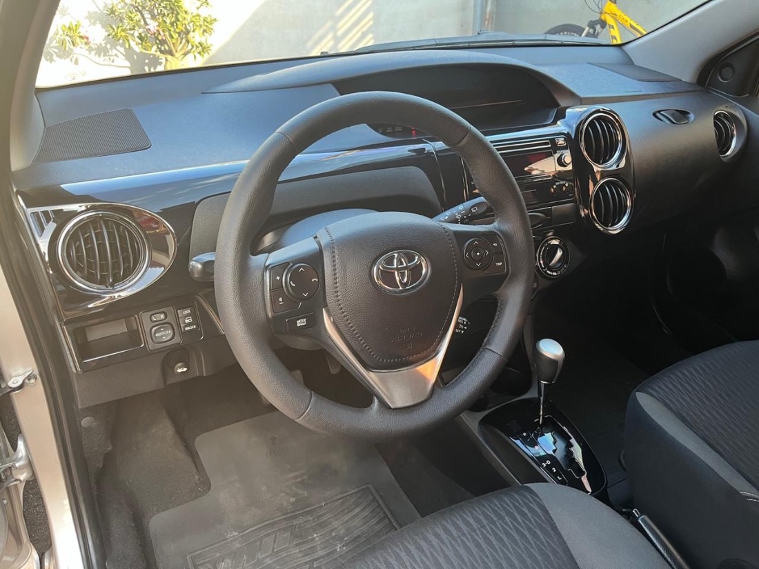 Toyota Etios Hatch XS 1.5 Automático Flex 2017/2018 — foto 10 de 12