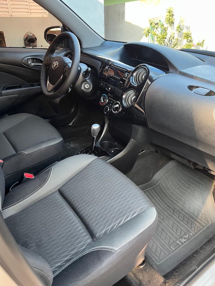 Toyota Etios Hatch XS 1.5 Automático Flex 2017/2018 — foto 11 de 12