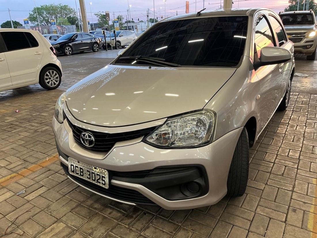 Toyota Etios Hatch XS 1.5 Automático Flex 2017/2018 — foto 2 de 12