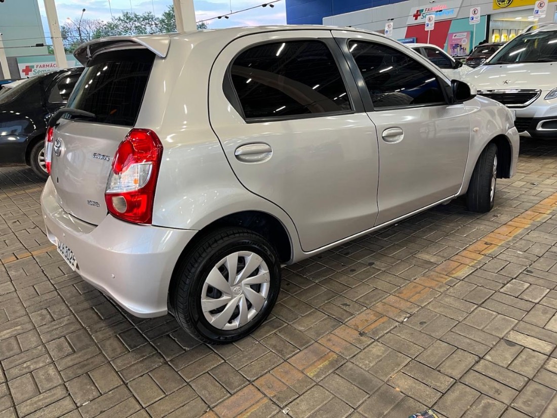 Toyota Etios Hatch XS 1.5 Automático Flex 2017/2018 — foto 3 de 12