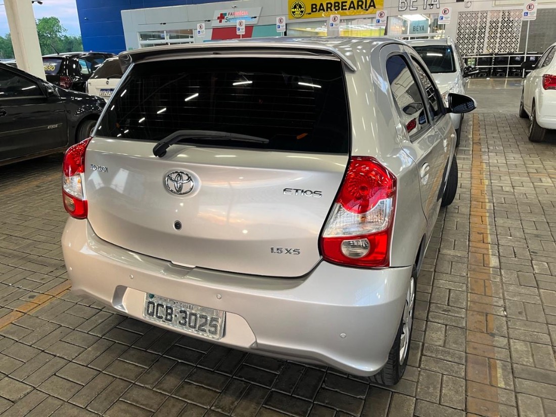 Toyota Etios Hatch XS 1.5 Automático Flex 2017/2018 — foto 4 de 12