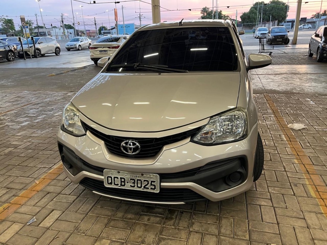 Toyota Etios Hatch XS 1.5 Automático Flex 2017/2018 — foto 6 de 12