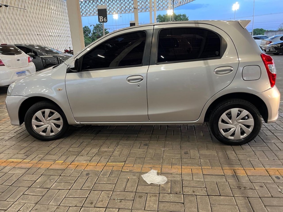 Toyota Etios Hatch XS 1.5 Automático Flex 2017/2018 — foto 7 de 12
