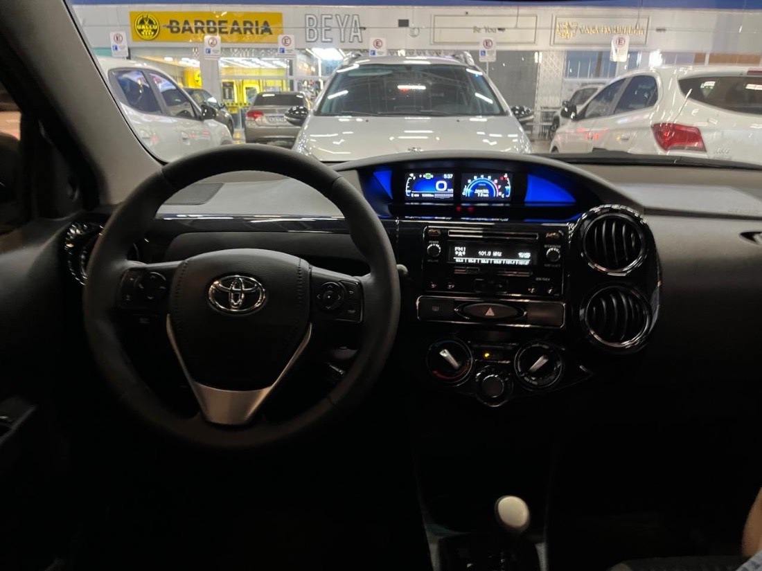 Toyota Etios Hatch XS 1.5 Automático Flex 2017/2018 — foto 8 de 12