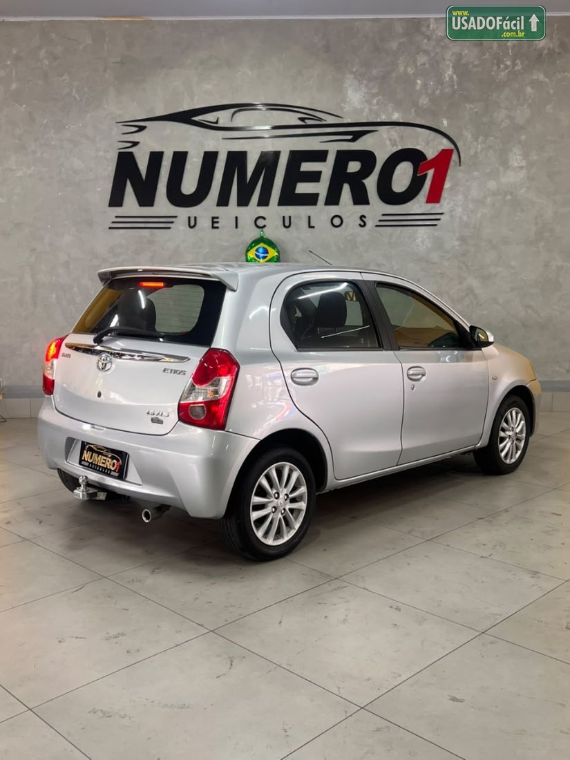 Toyota Etios Hatch XLS 1.5 Mecânico Flex 2014/2014 — foto 6 de 13