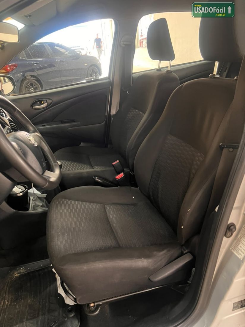 Toyota Etios Hatch XLS 1.5 Mecânico Flex 2014/2014 — foto 8 de 13