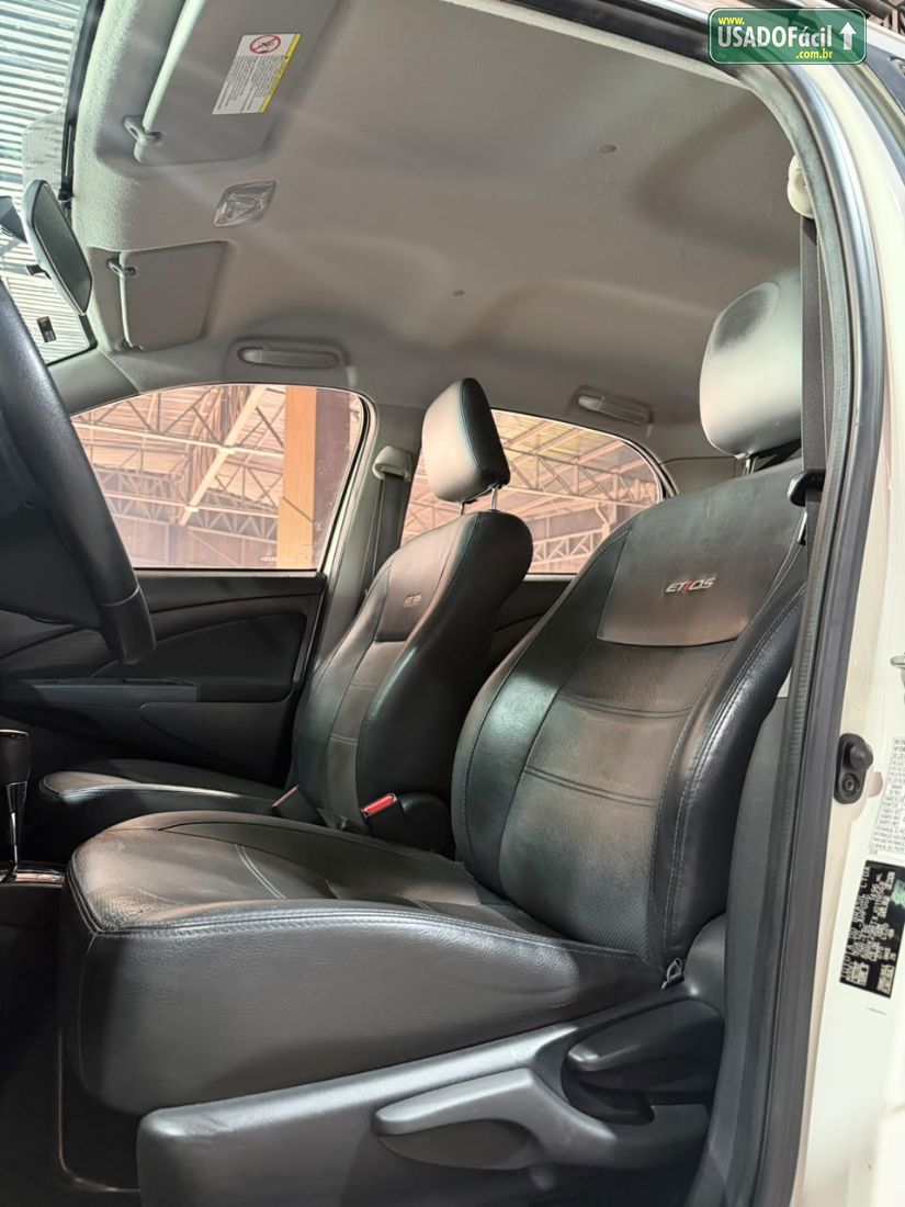 Toyota Etios Hatch Platinum 1.5 Automático Flex 2017/2018 — foto 10 de 18