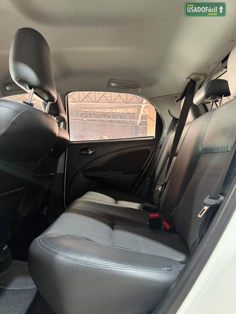 Toyota Etios Hatch Platinum 1.5 Automático Flex 2017/2018 — foto 11 de 18