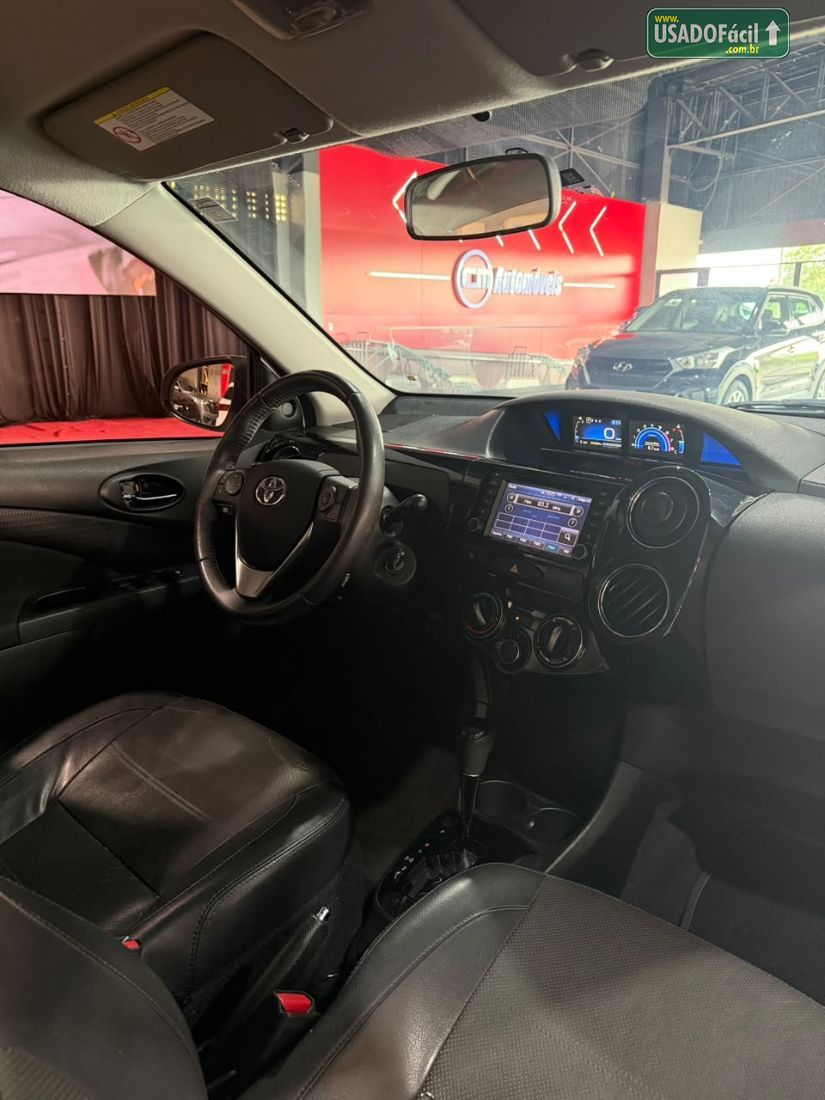 Toyota Etios Hatch Platinum 1.5 Automático Flex 2017/2018 — foto 12 de 18