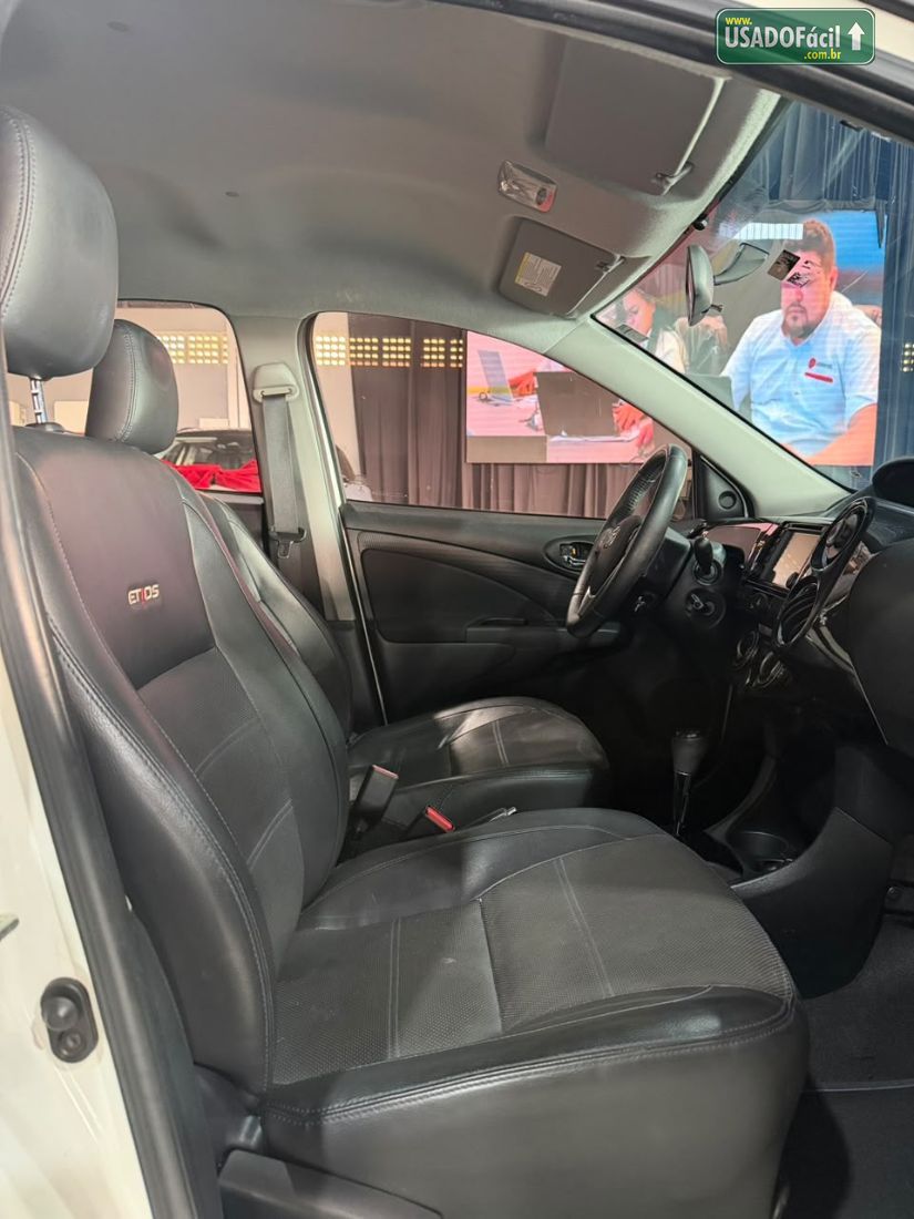 Toyota Etios Hatch Platinum 1.5 Automático Flex 2017/2018 — foto 13 de 18
