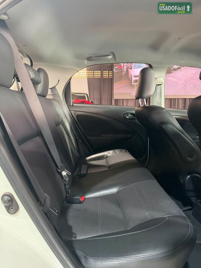Toyota Etios Hatch Platinum 1.5 Automático Flex 2017/2018 — foto 14 de 18