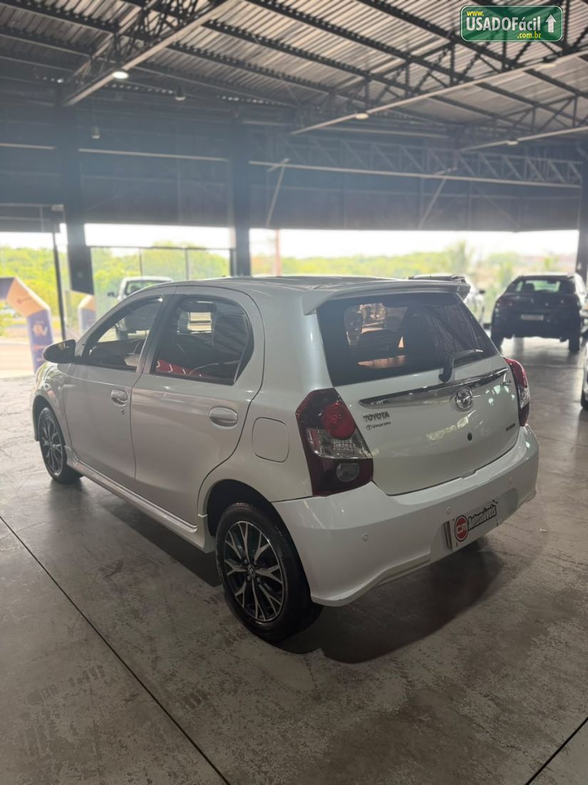 Toyota Etios Hatch Platinum 1.5 Automático Flex 2017/2018 — foto 15 de 18