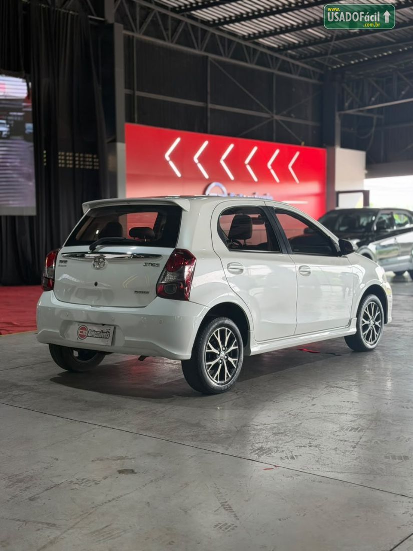 Toyota Etios Hatch Platinum 1.5 Automático Flex 2017/2018 — foto 17 de 18