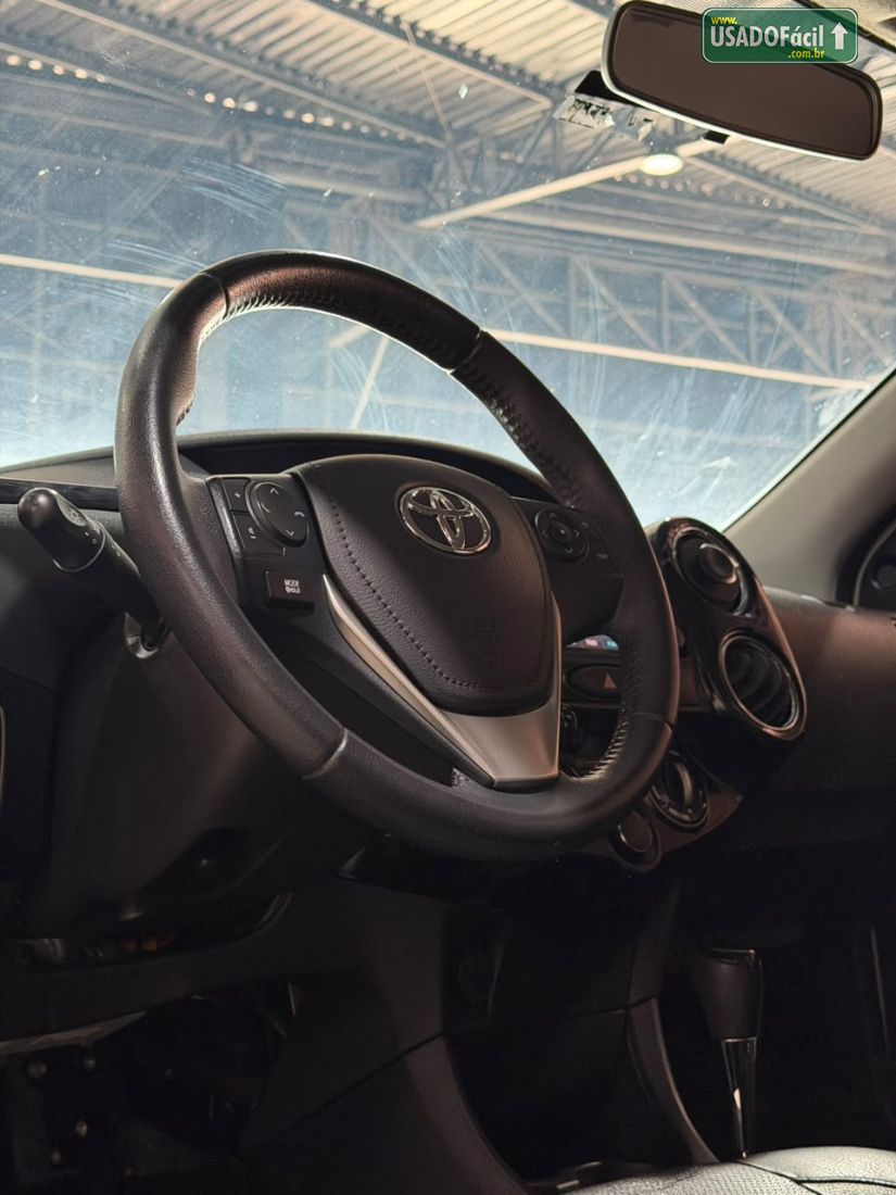 Toyota Etios Hatch Platinum 1.5 Automático Flex 2017/2018 — foto 4 de 18