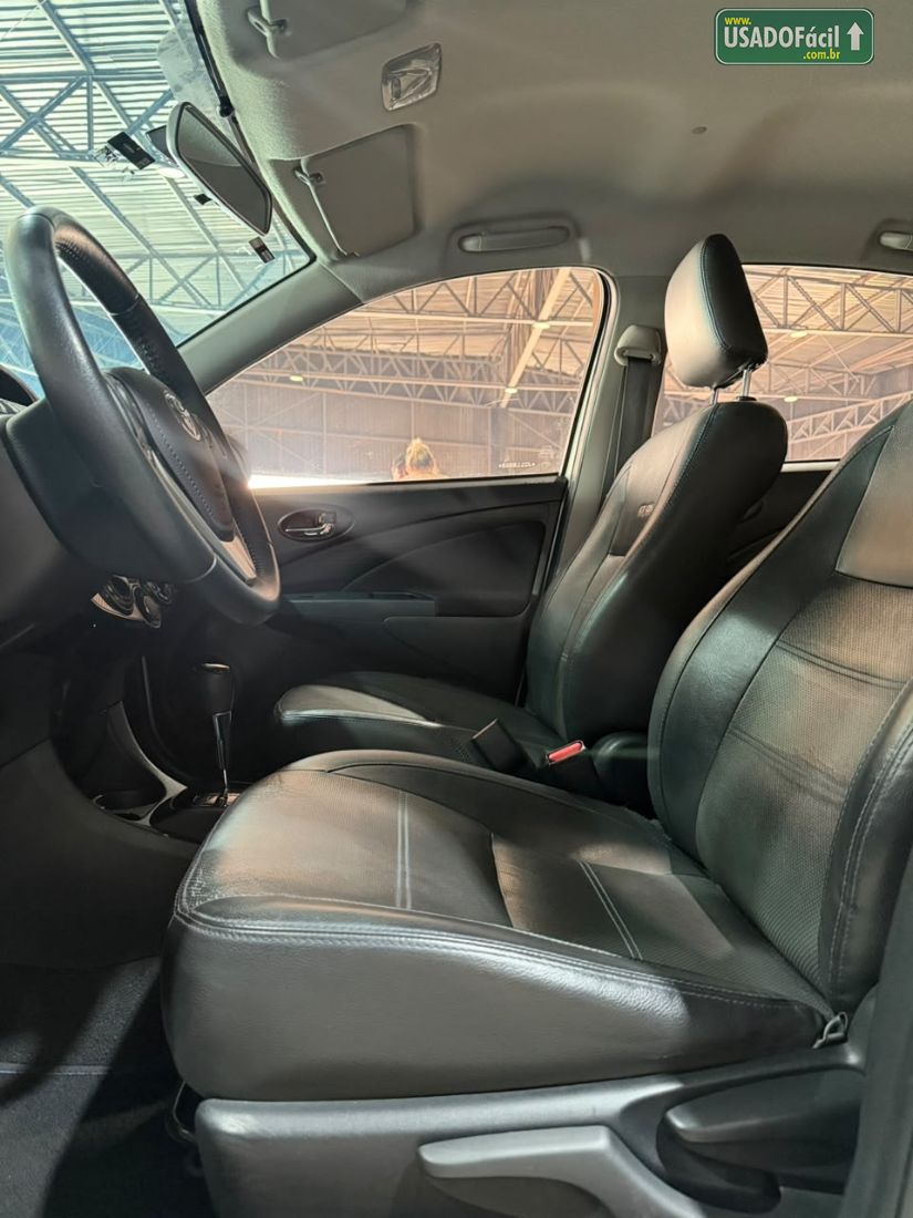 Toyota Etios Hatch Platinum 1.5 Automático Flex 2017/2018 — foto 9 de 18