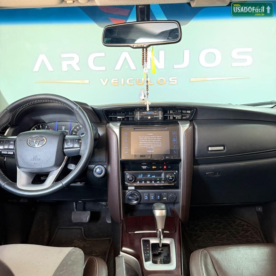 TOYOTA Hilux SW4 SRX 2.8 4x4 TDI Automático Diesel 5 Lugares 2016/2017 — foto 14 de 27